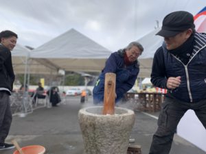 年末恒例の餅つき大会を開催しました